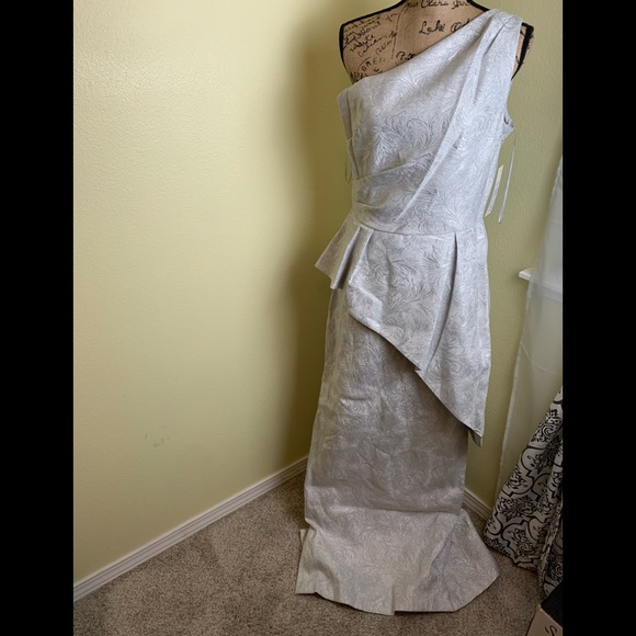 Amazing one shoulder peplum style dress - Picture 3 of 9